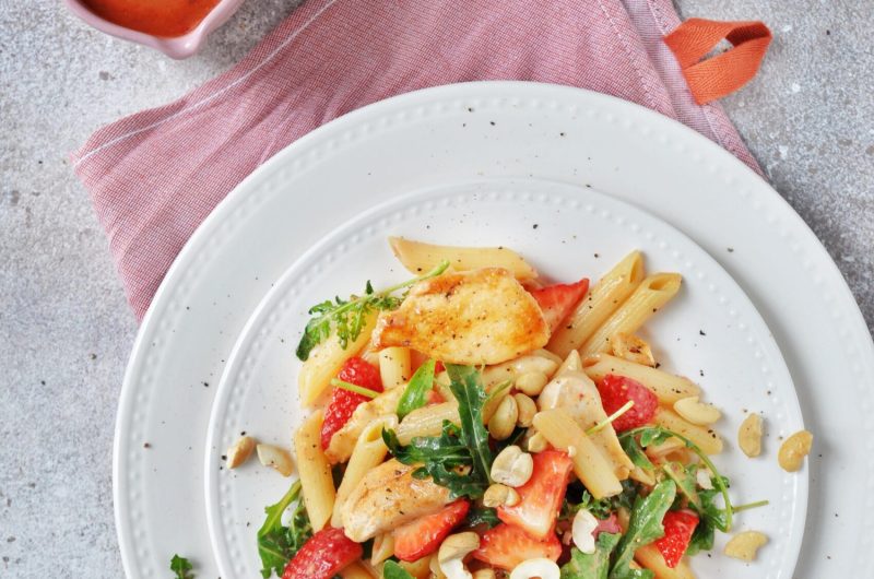 Penne salade met kip en aardbeienvinaigrette