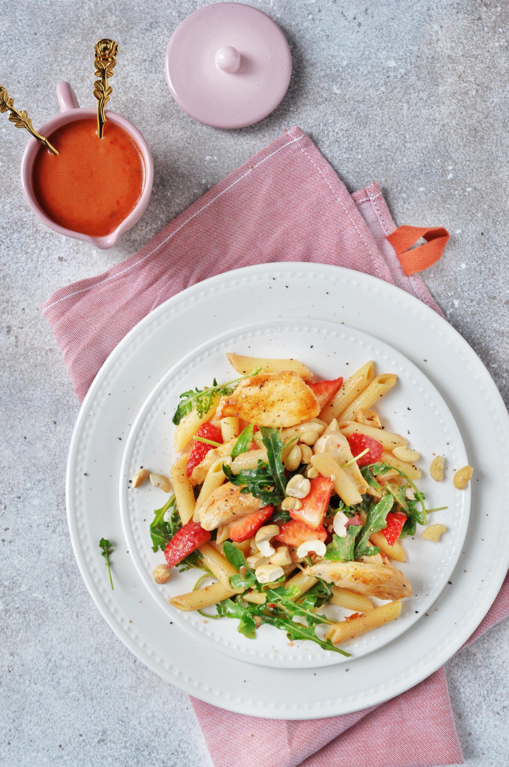 Penne salade met kip en aardbeienvinaigrette