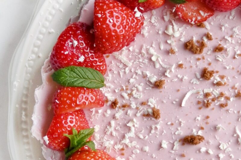 No-bake aardbeien kaastaart